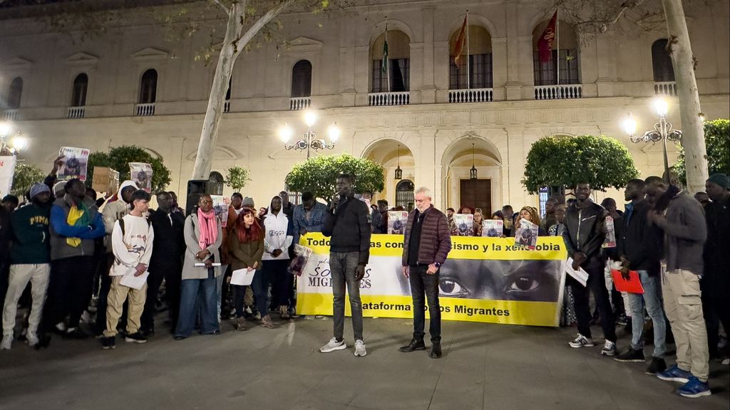 Manifestación en Sevilla: piden reabrir la investigación por la muerte de un mantero ahogado en el Guadalquivir