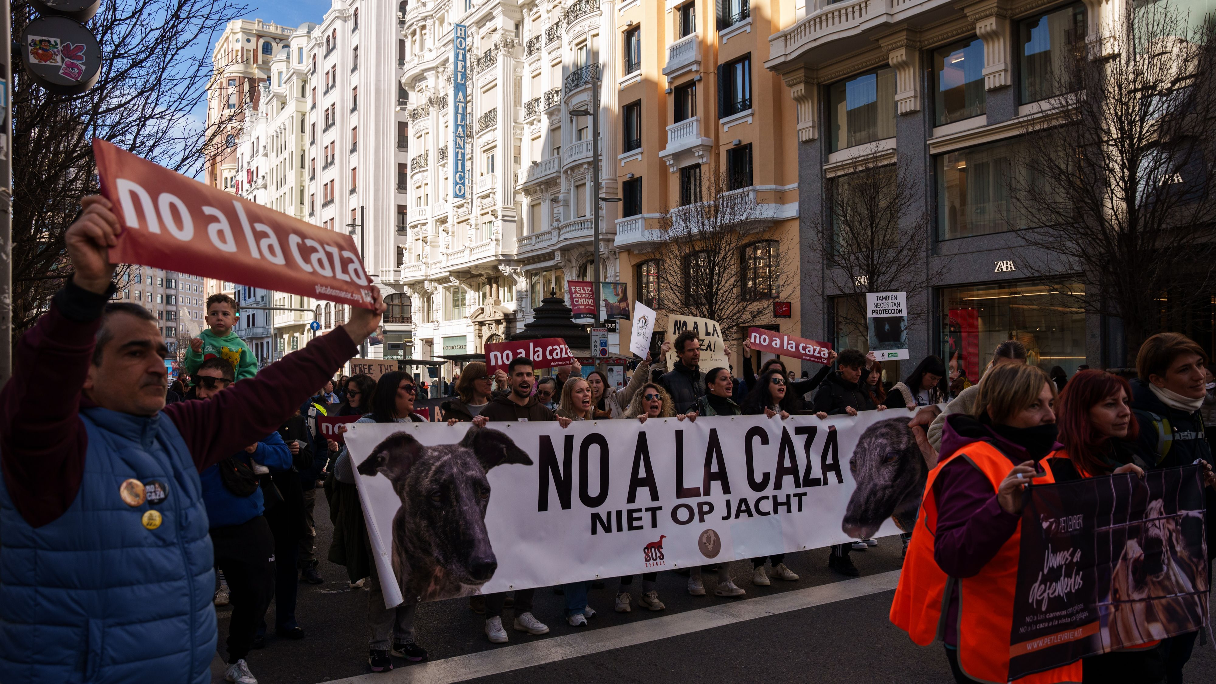 200 personas se manifiestan en Madrid para exigir el fin del uso de perros en la caza