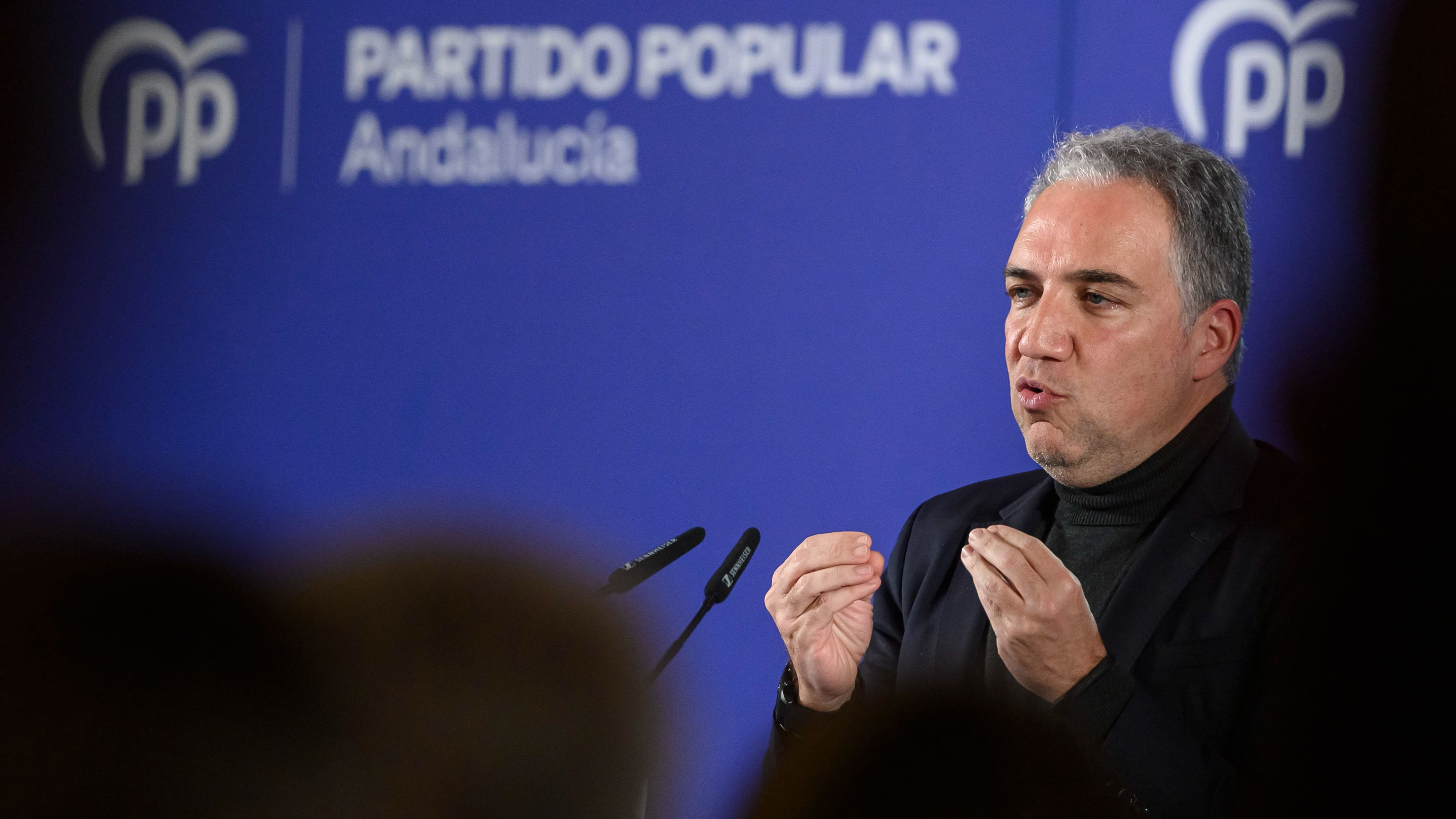 Bendodo: "Ya que se parecen tanto a Pedro Sánchez, deberían tomarse cinco días para reflexionar"