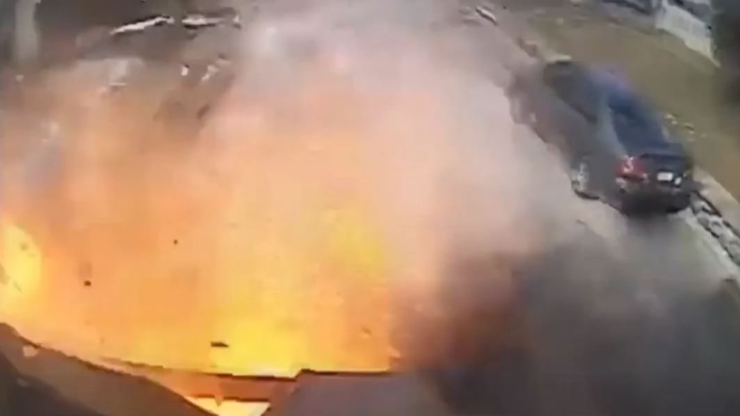 El peligro de no reciclar: explota una botella de oxígeno en un camión de basuras en EEUU