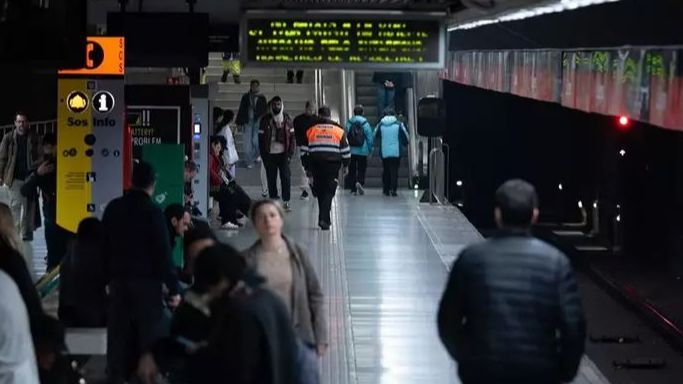 Los Mossos identifican a 135 personas en un dispositivo en el Metro de Barcelona