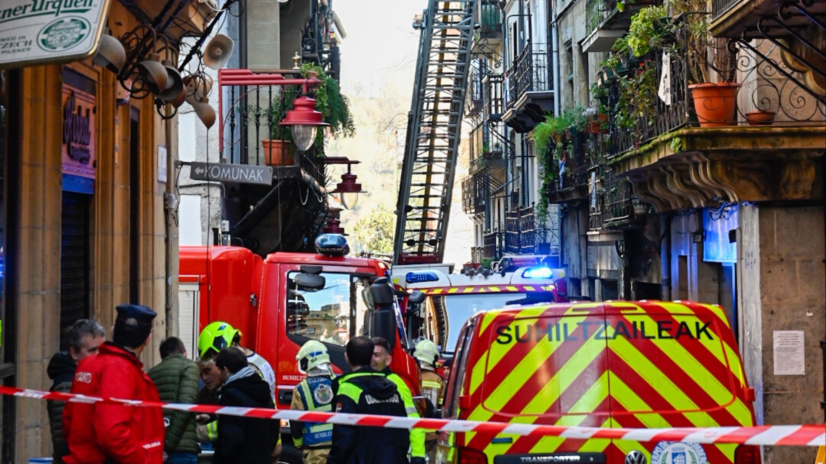 Los vecinos del número 36 de la calle Nagusia de Hernani no pueden volver a sus casas por los daños del incendio