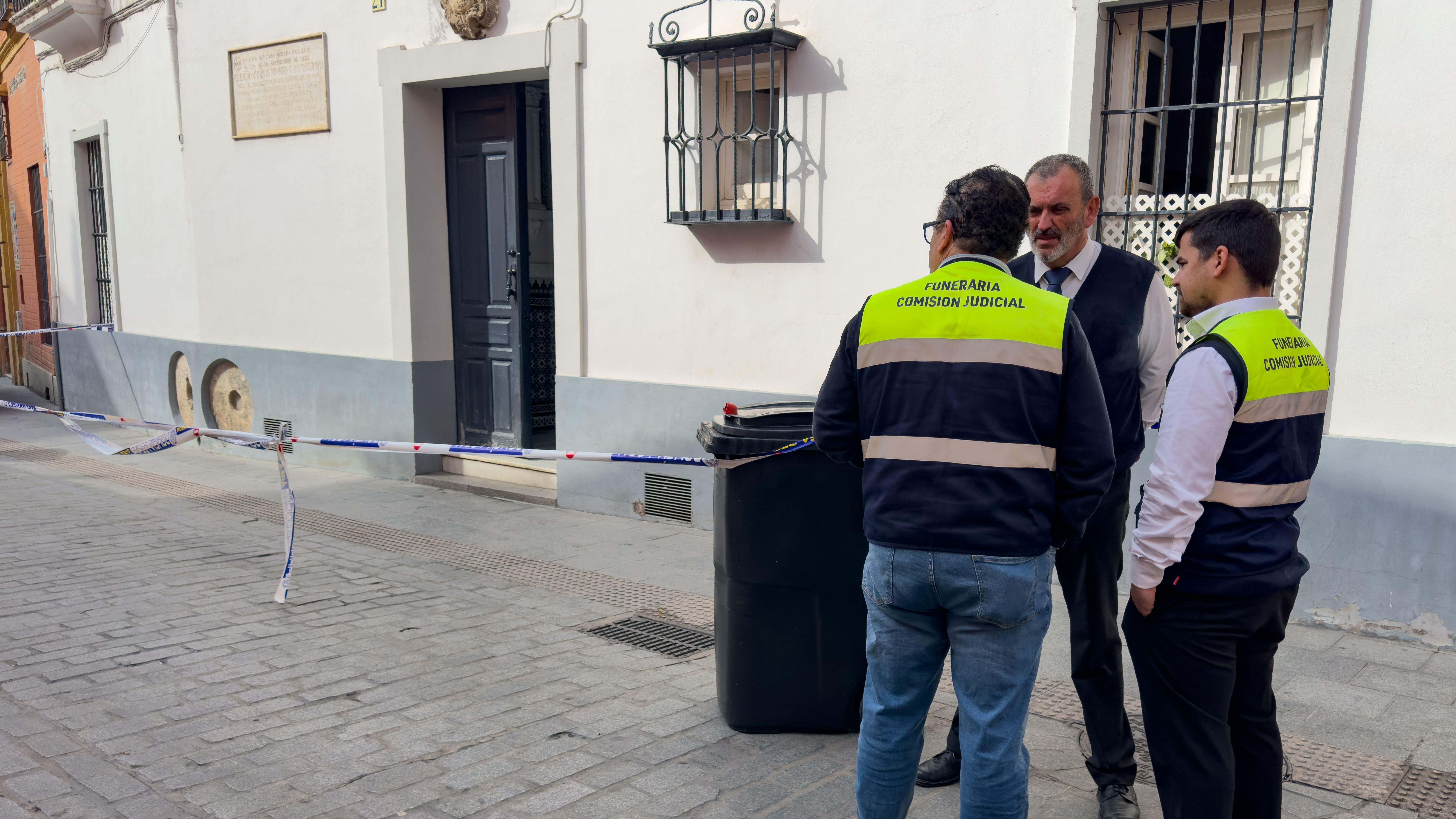 Muere un matrimonio de catedráticos por inhalación de humo en una vivienda en el centro de Sevilla