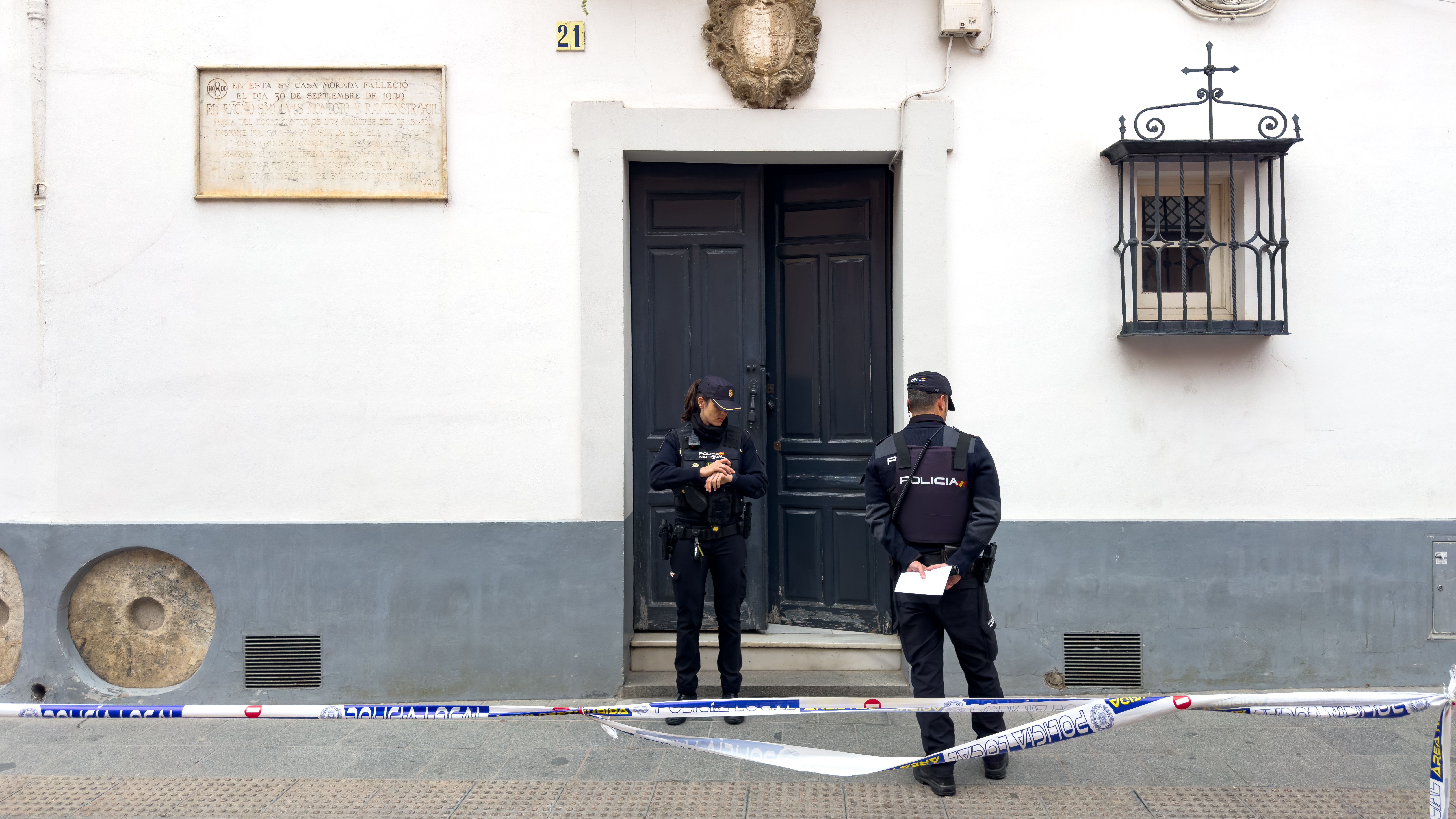 Muere un matrimonio de catedráticos por inhalación de humo en una vivienda en el centro de Sevilla