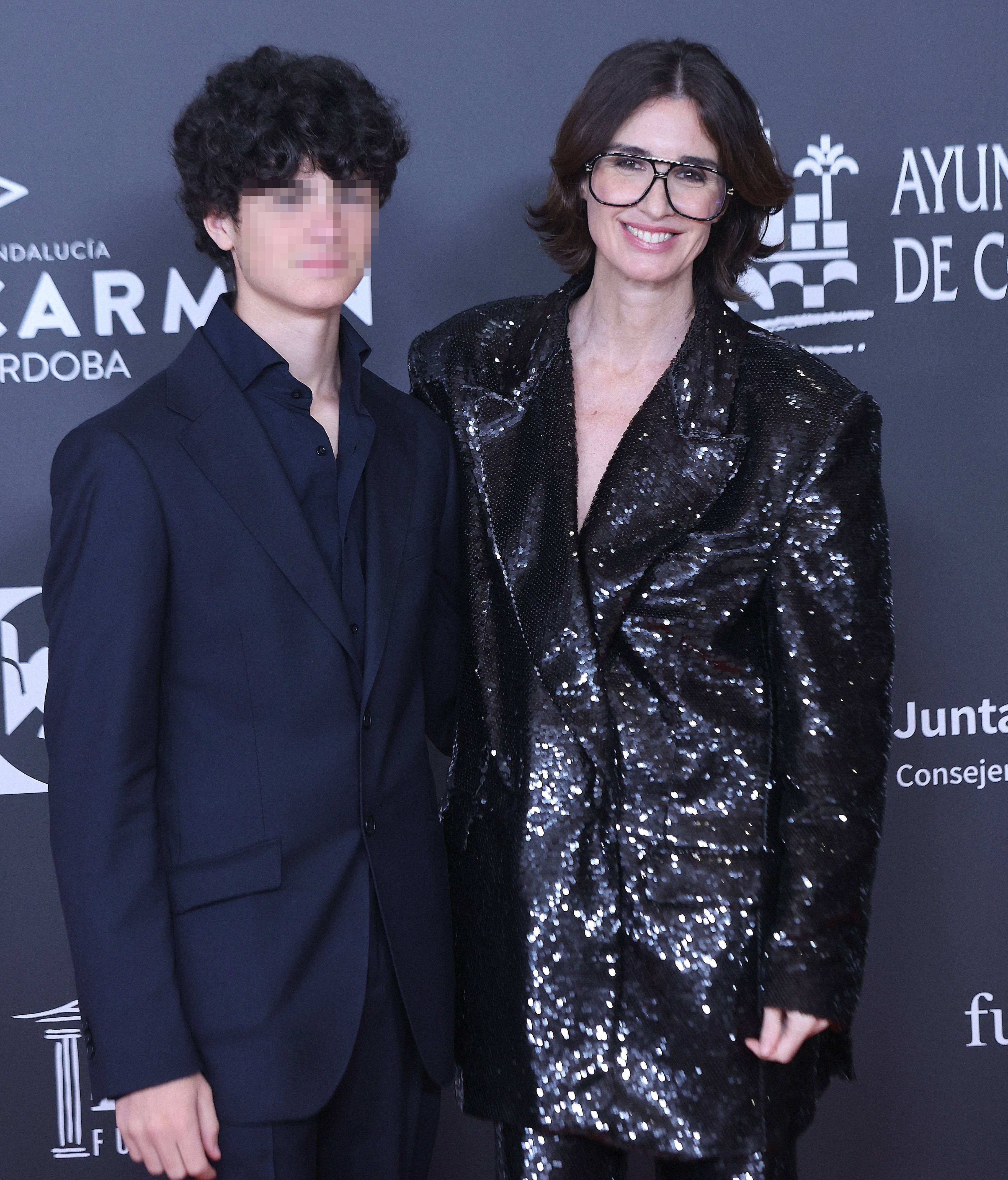 Paz Vega y su hijo pequeño en los Premios Carmen