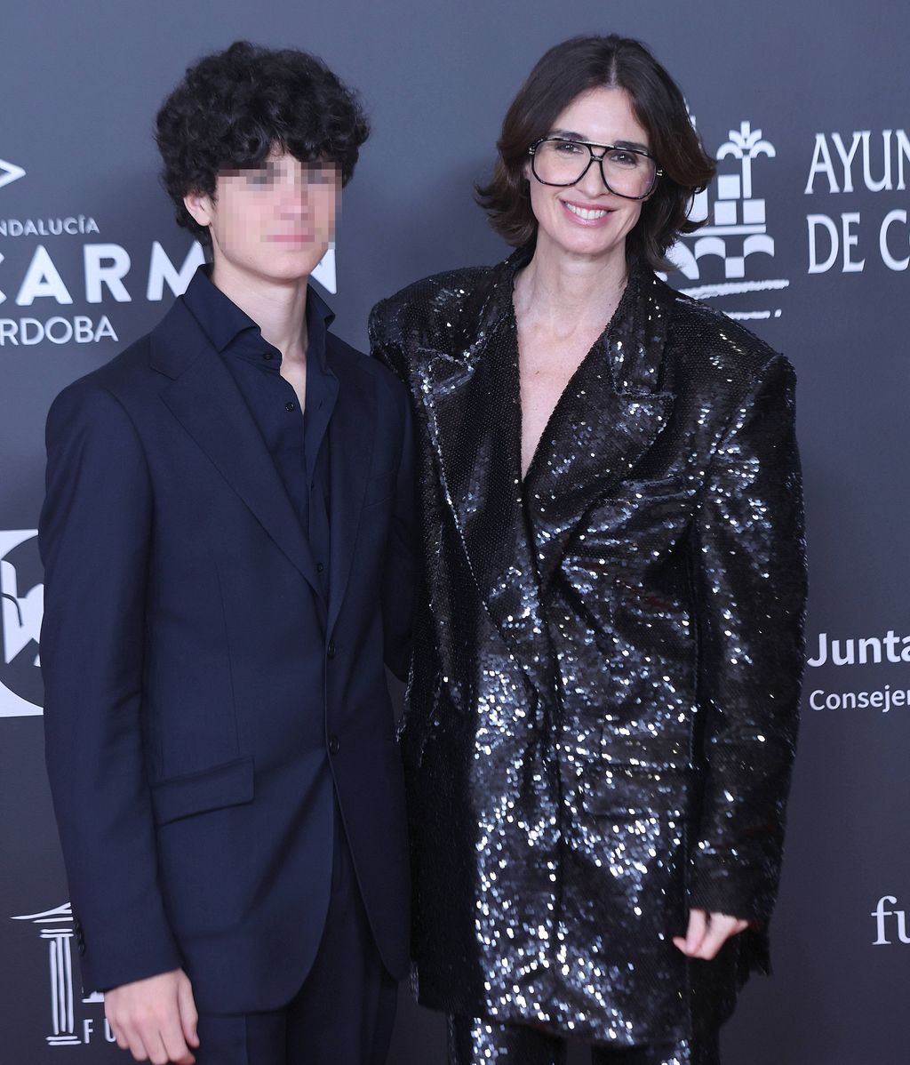 Paz Vega y su hijo pequeño en los Premios Carmen