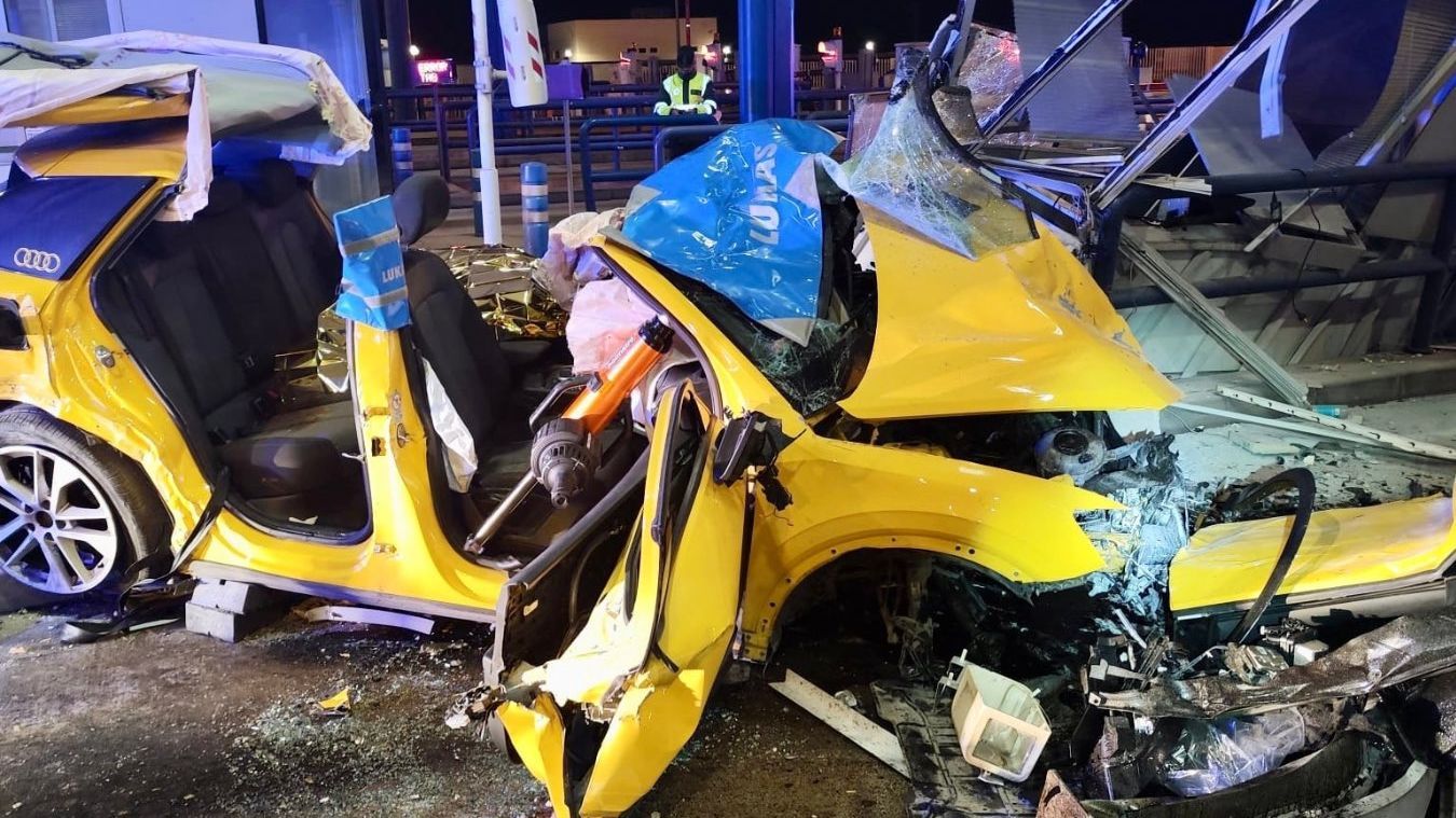 Turismo destrozado después de chocar con un peaje en Málaga