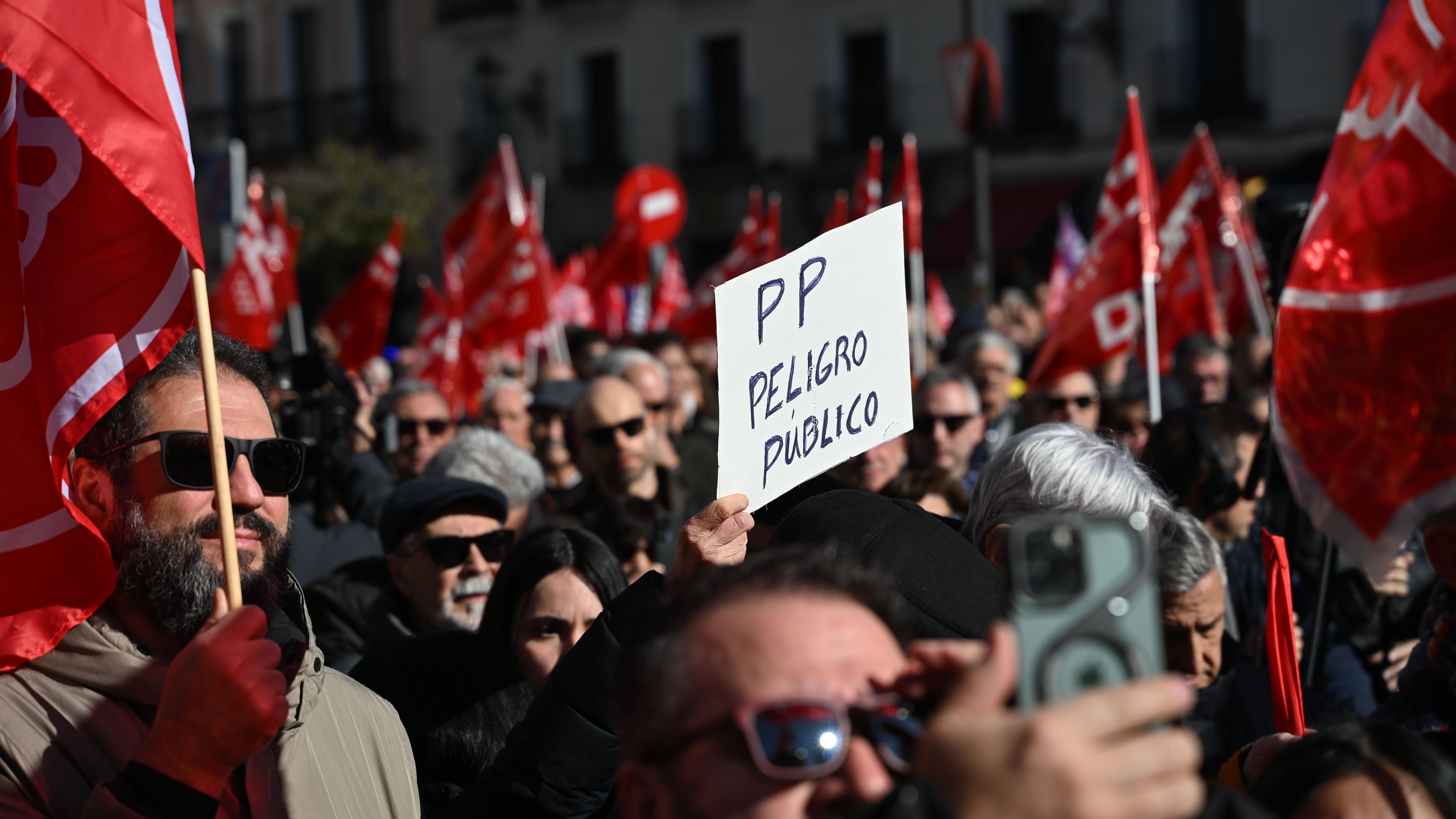 UGT y CCOO exigen que se acaben los "juegos de tacticismo político"