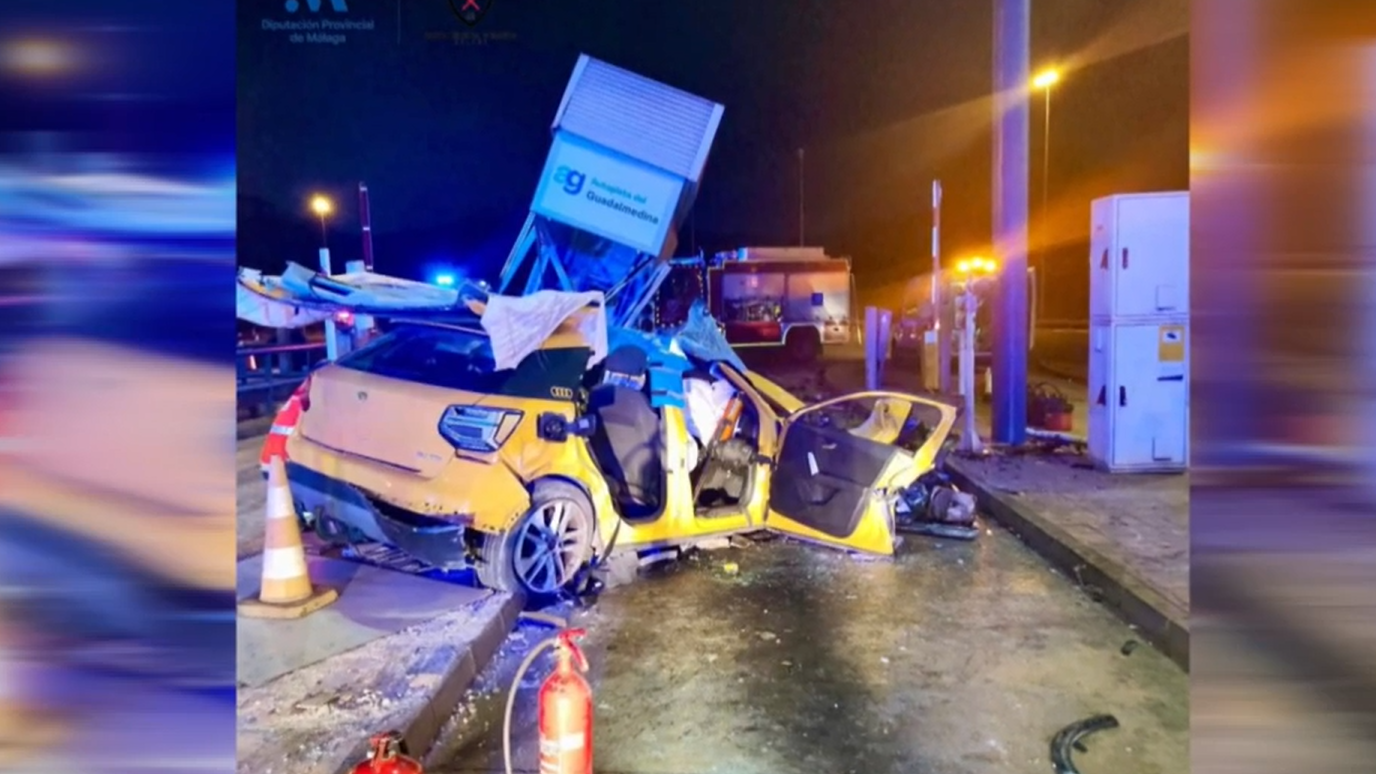 Un fallecido y dos heridos graves al chocar un turismo con una cabina de peaje en Málaga