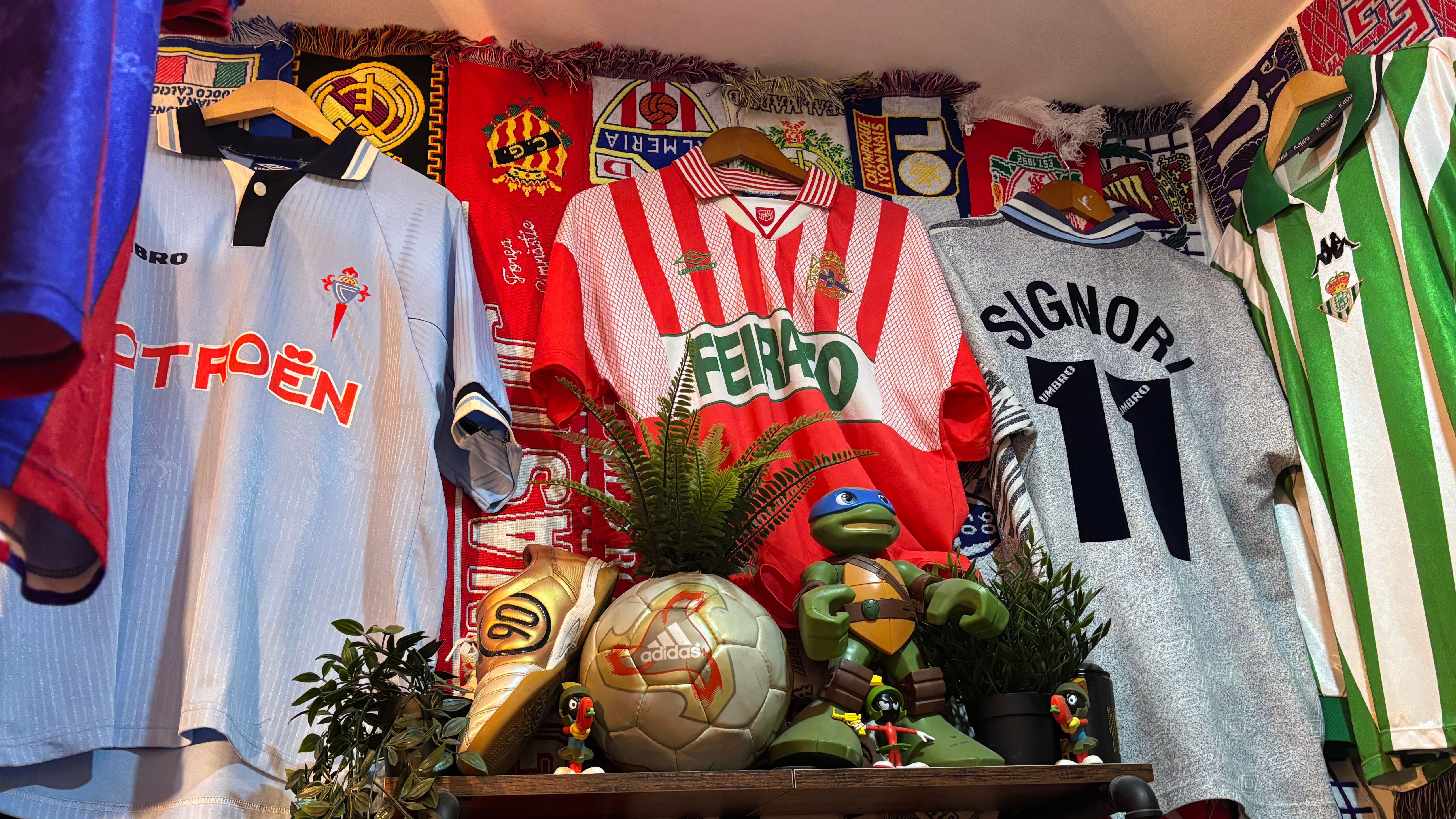 Algunas de las más valiosas camisetas que tiene Edu