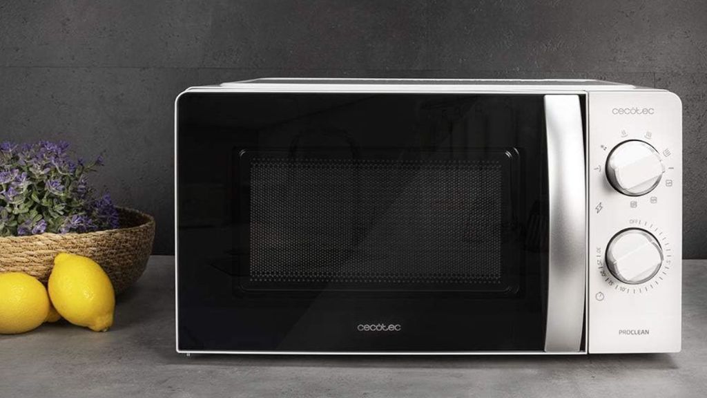 Amazon hunde el precio de este microondas Cecotec con más de 4000 valoraciones positivas