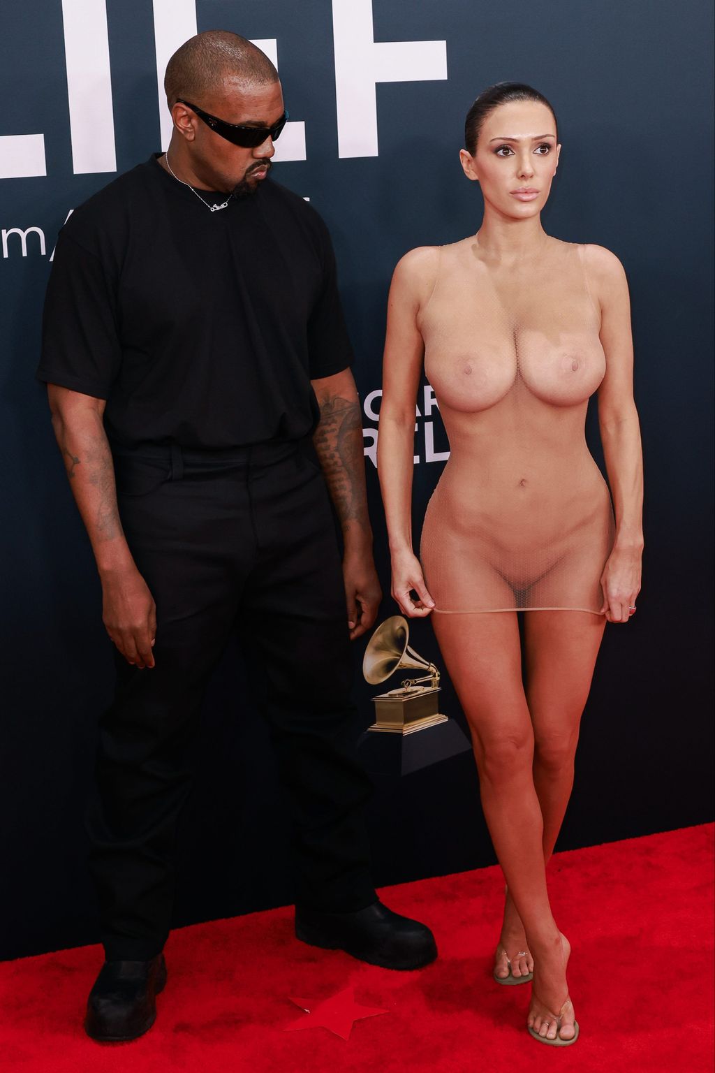 Bianca Censori, con un vestido transparente en los Grammy