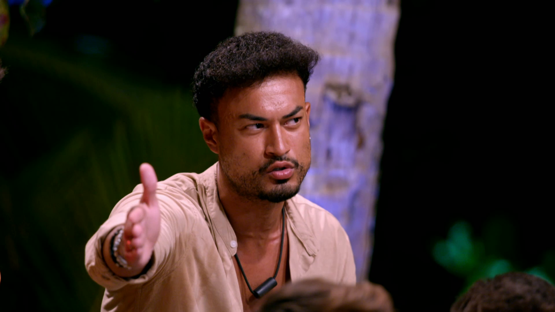 Eros, al ver las imágenes de Bayan con Torres