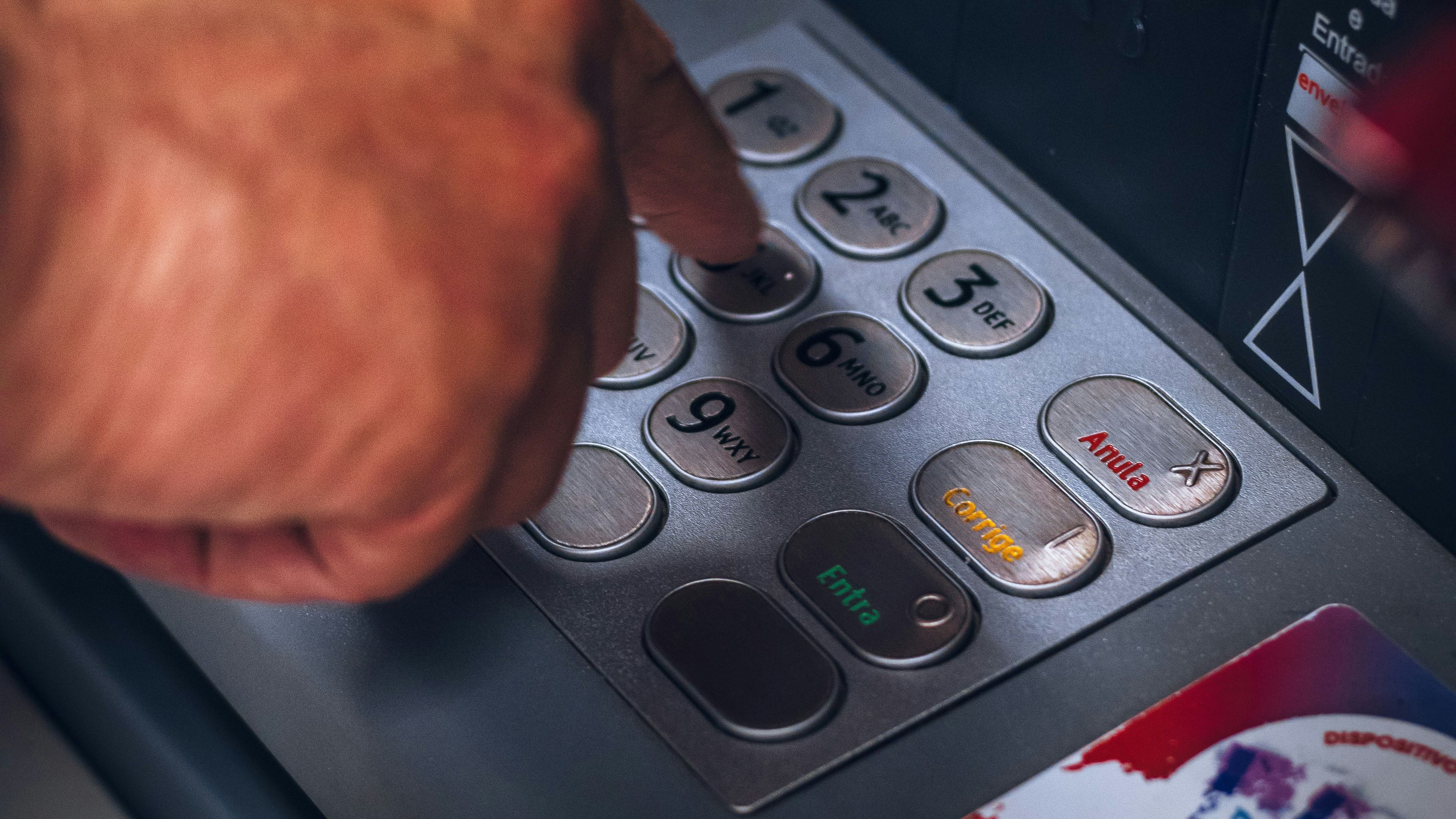 Hacienda multará con hasta 150.000 euros si ingresas o sacas dinero en estas circunstancias