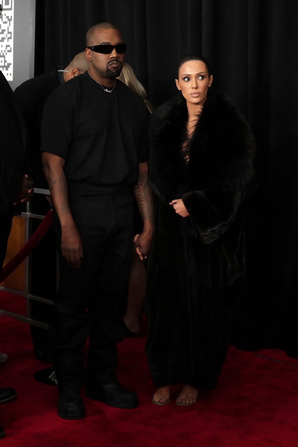 Kanye West y Bianca Censori, llegando a los Grammy 2025