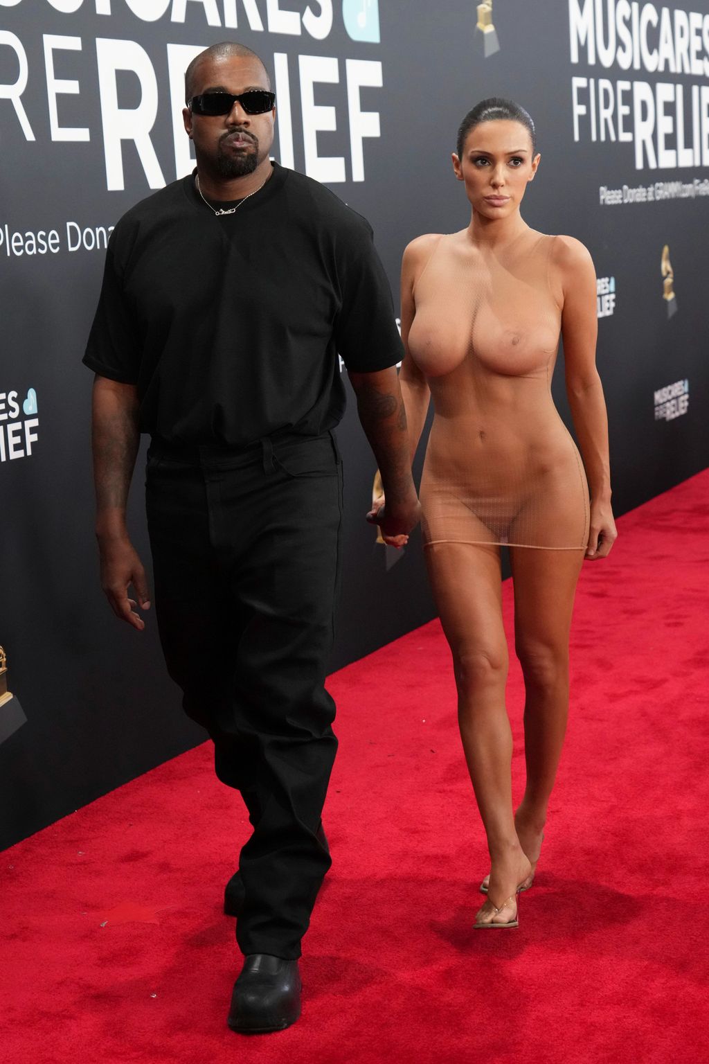 Kanye West y Bianca Censori, en la alfombra roja de los Grammy 2025