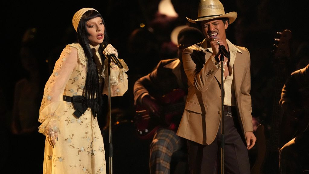 Lady Gaga, junto a Bruno Mars, actuando en los Grammy