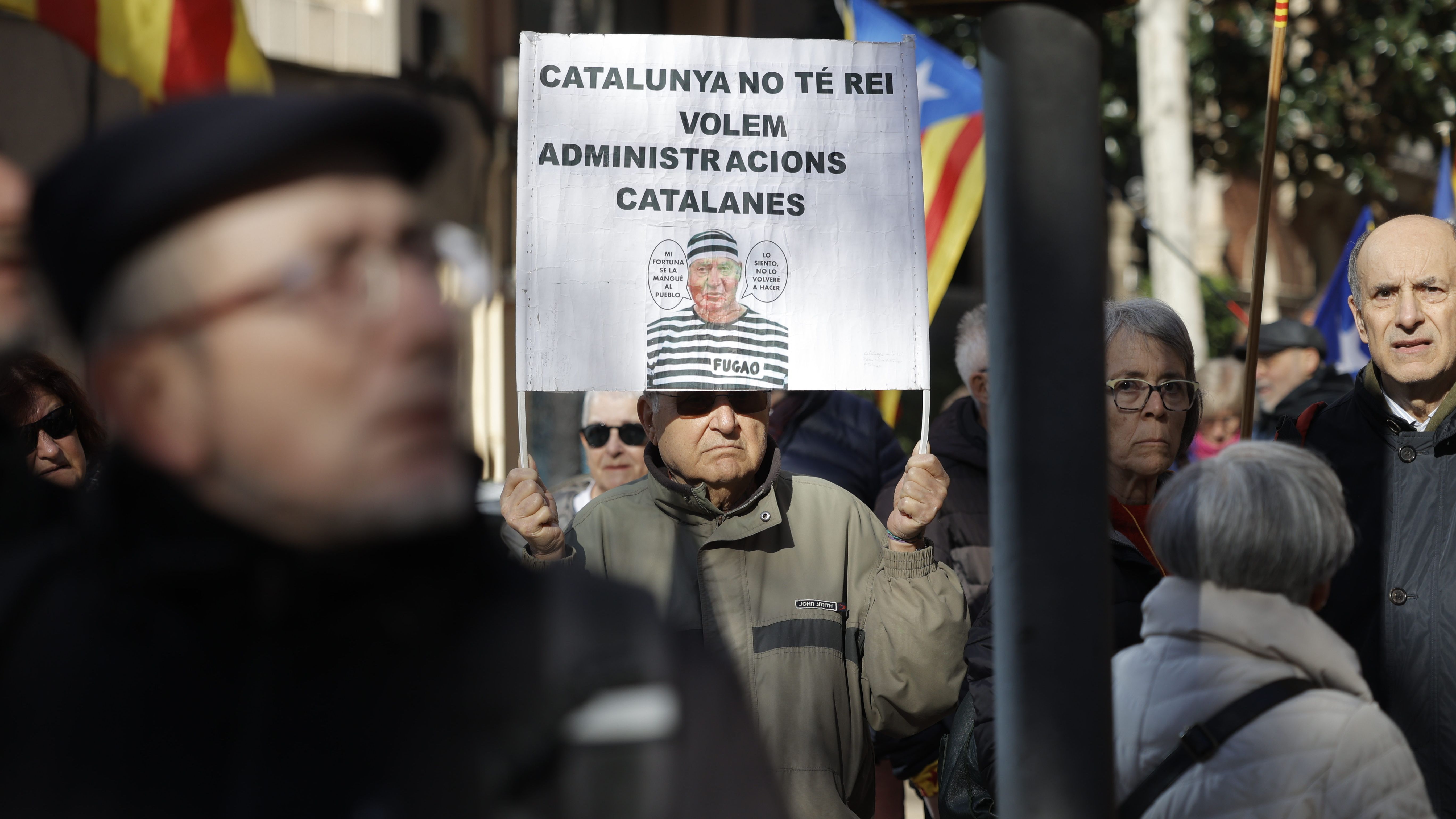 Pancarta "Cataluña no tiene rey" durante la visita de Felipe VI a L'Hospitalet