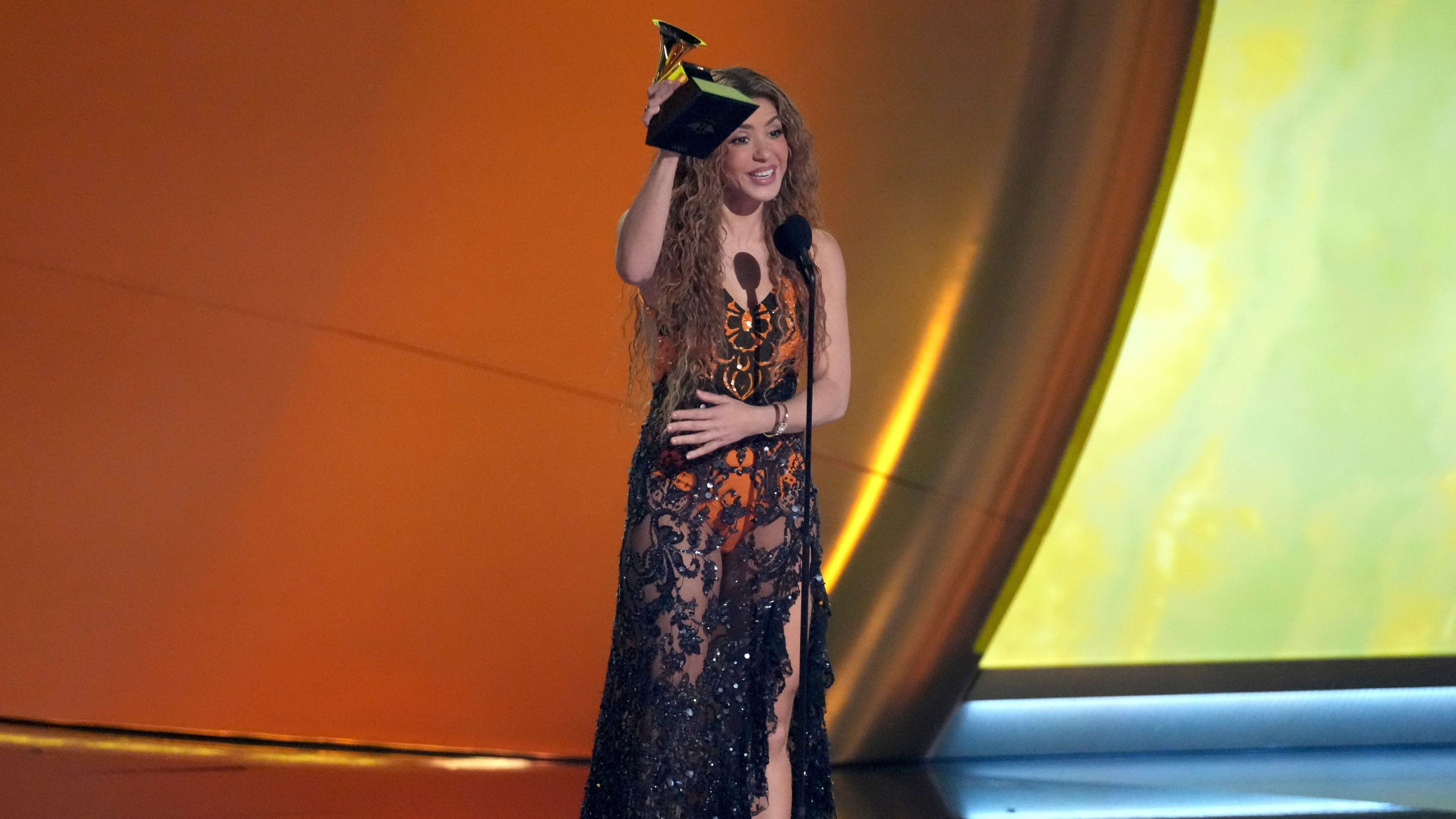 Shakira con el trofeo.