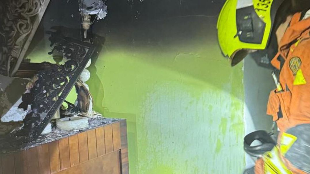 Un bombero en el interior de la vivienda accidentada