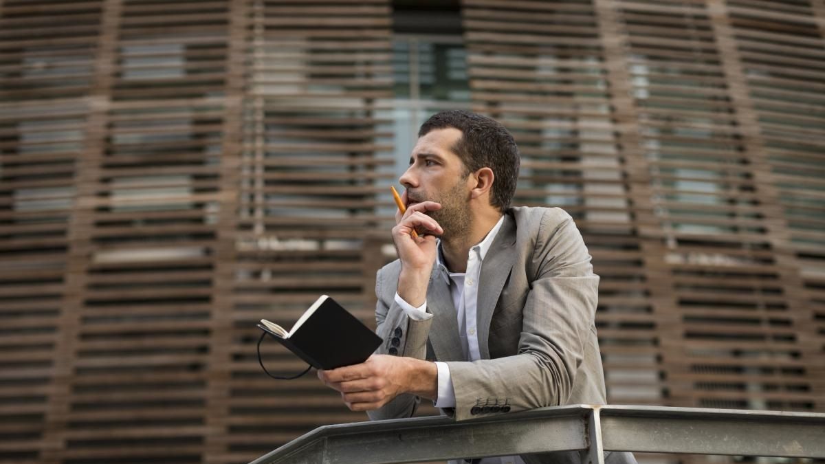 Una imagen de archivo de un hombre pensativo