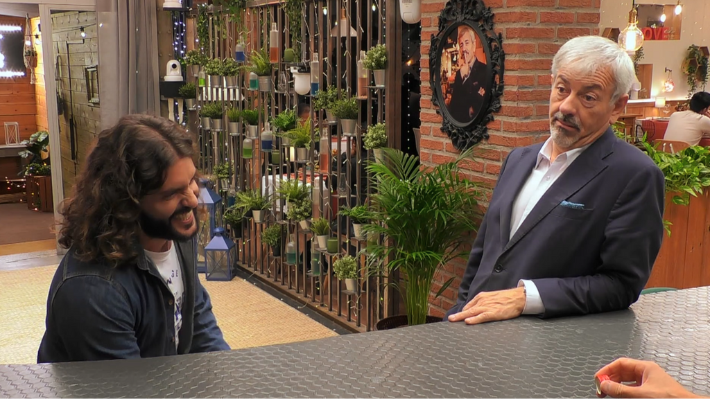 El oficio de un soltero en 'First Dates' deja asombrado a Carlos Sobera: "Chupo piedras"