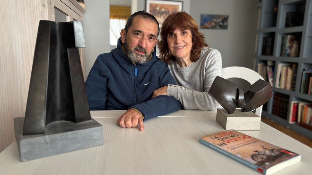 José Luis y Aurora posan junto a dos esculturas de José Luis y su último libro