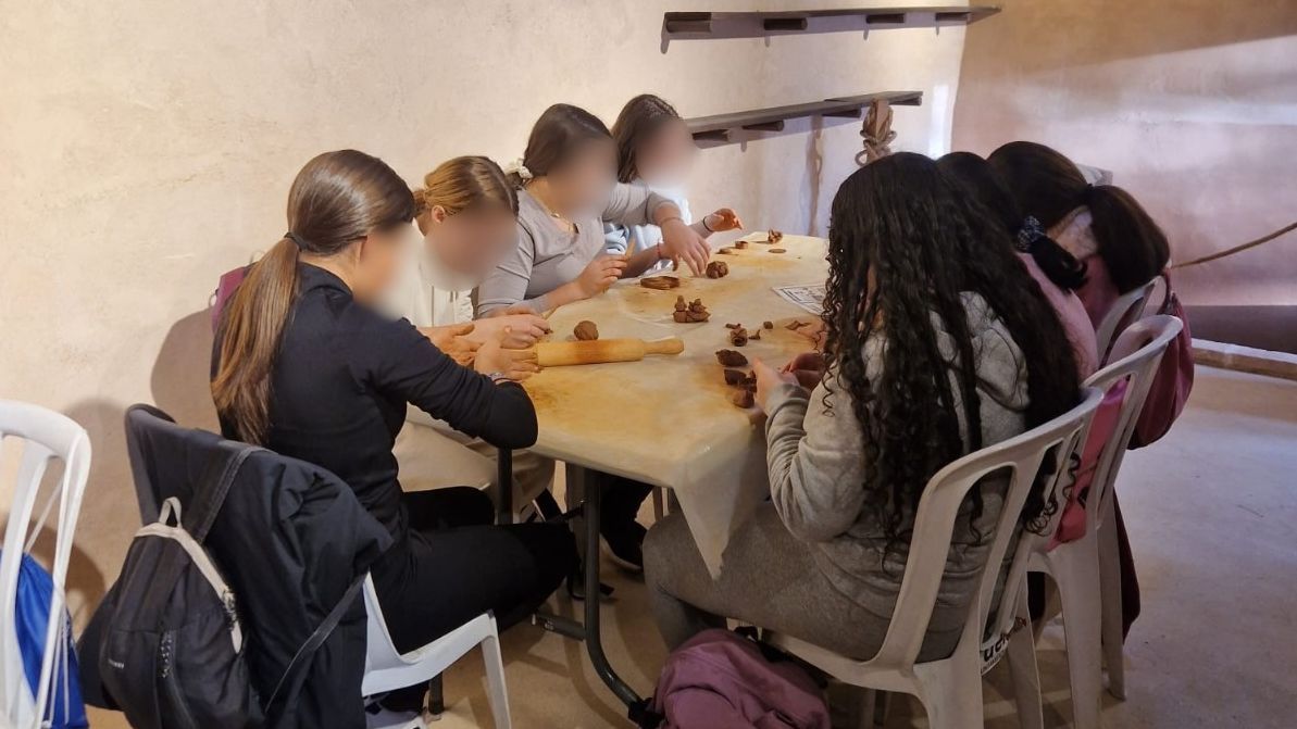 Los alumnos durante un taller de arcilla