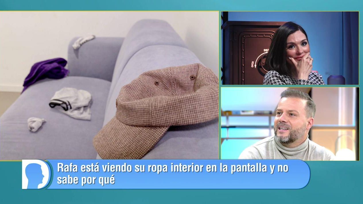 Rafa observa en la pantalla su ropa interior