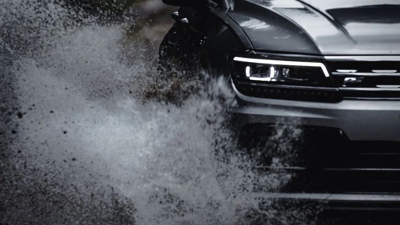 Salpicar a un peatón puede suponer una multa