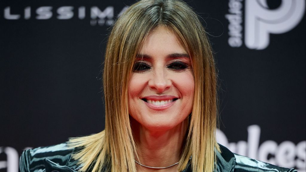 Sandra Barneda da detalles de su look en los Premios GenZ (Play)