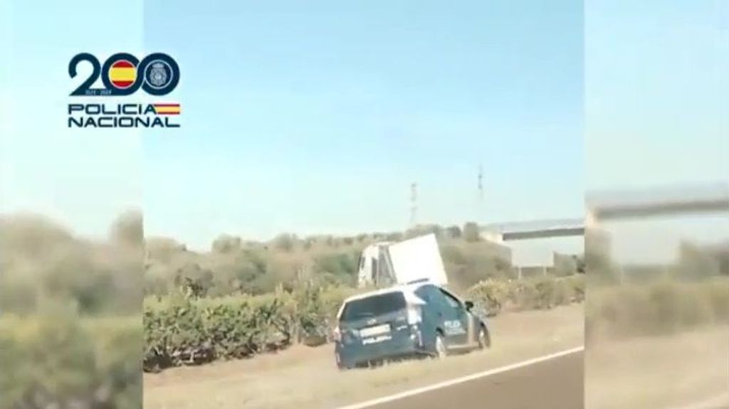 Un camión cargado con marihuana se salta la mediana de la A-5 en Mérida huyendo de la policía