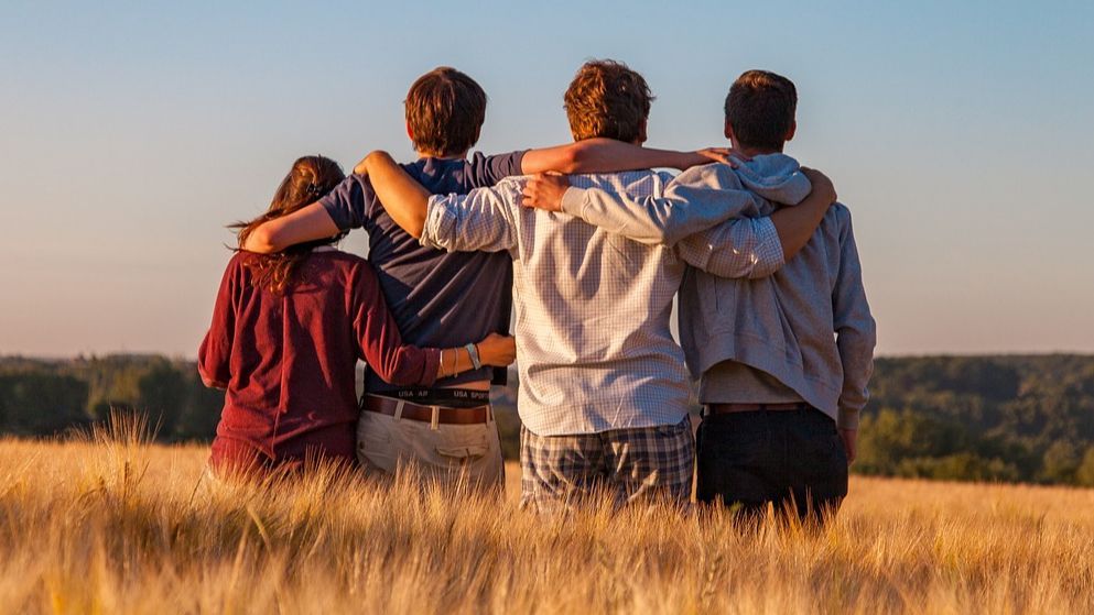 Un grupo de amigos, de espaldas