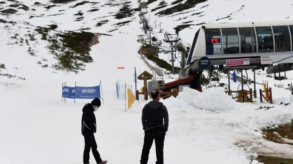 Una avería deja a 50 esquiadores suspendidos una hora en un telesilla de San Isidro, León