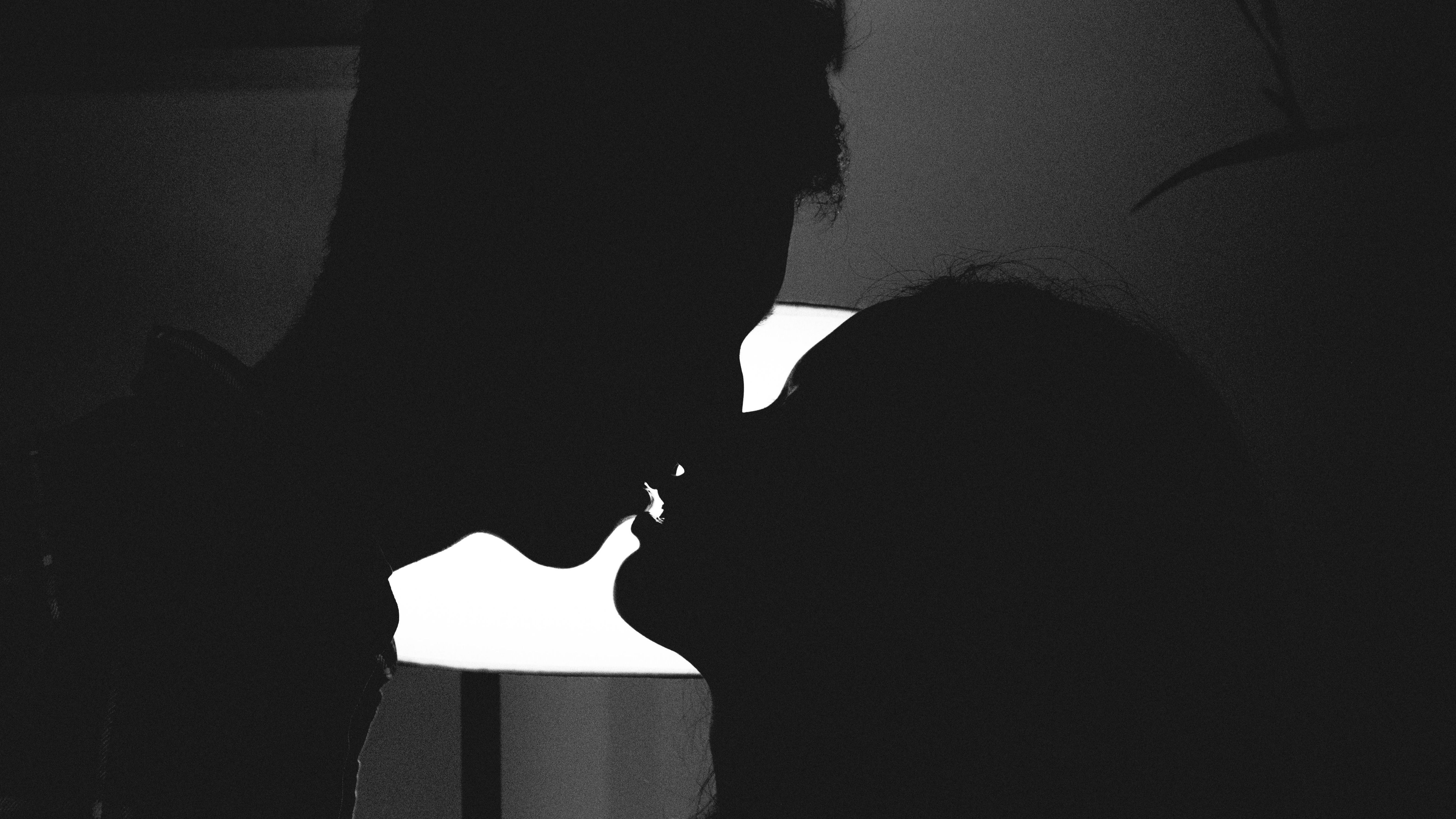 Una pareja besándose