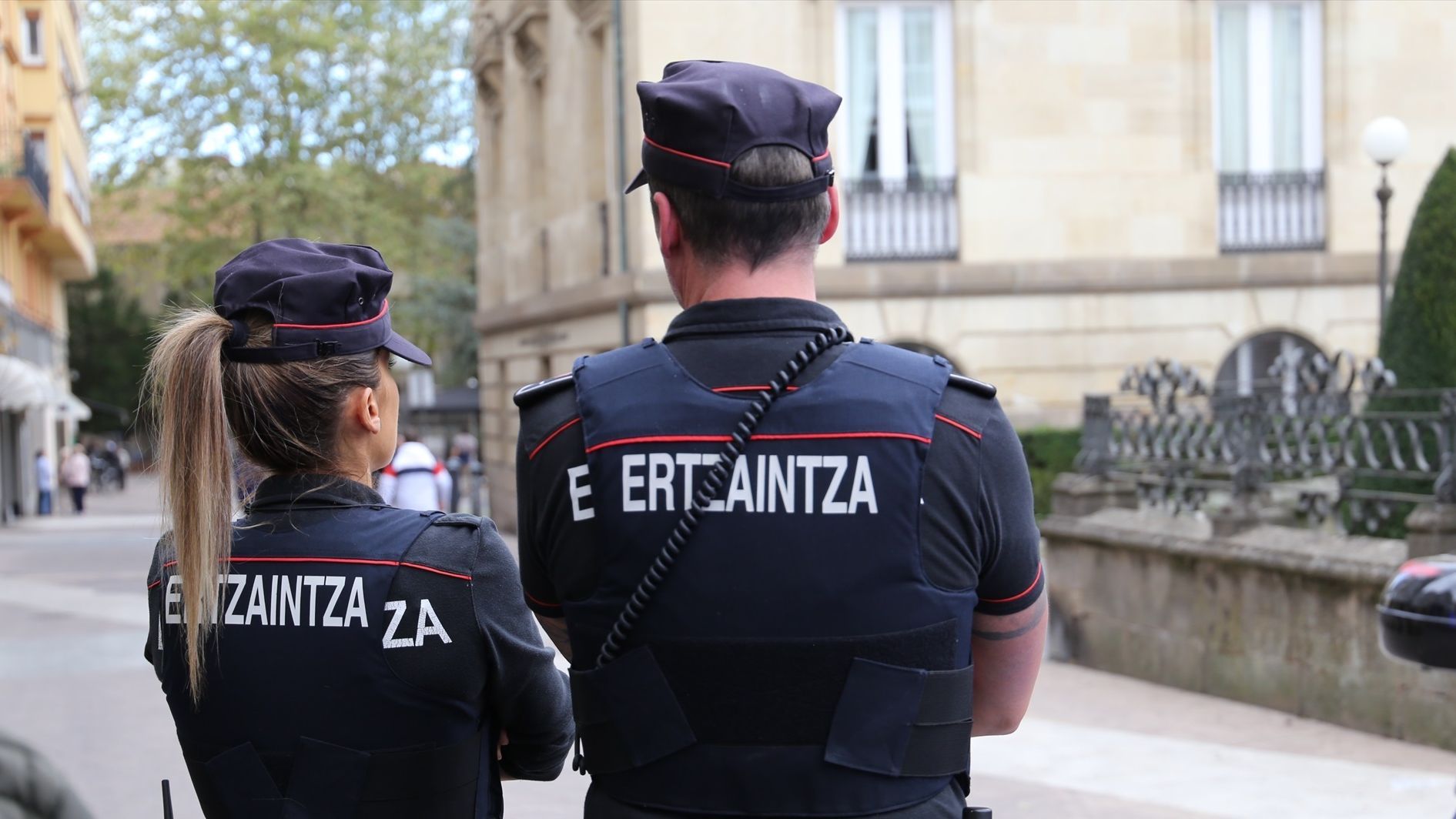 Agentes de la Ertzaintza.