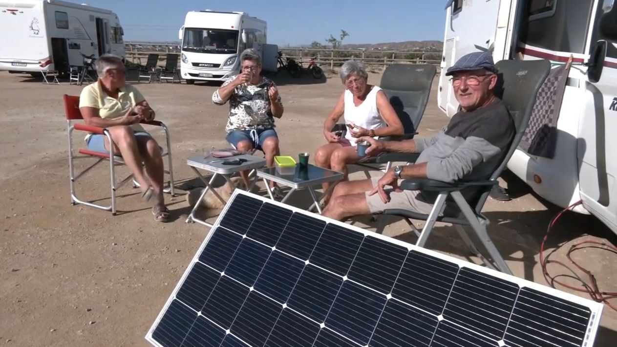 Decenas de autocaravanas ocupan gratis un aparcamiento frente al mar en Alicante
