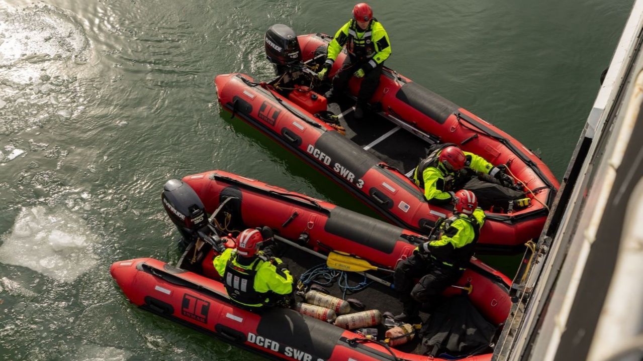 Equipos de rescate que siguen buscando restos del accidente aéreo en el río Potomac.