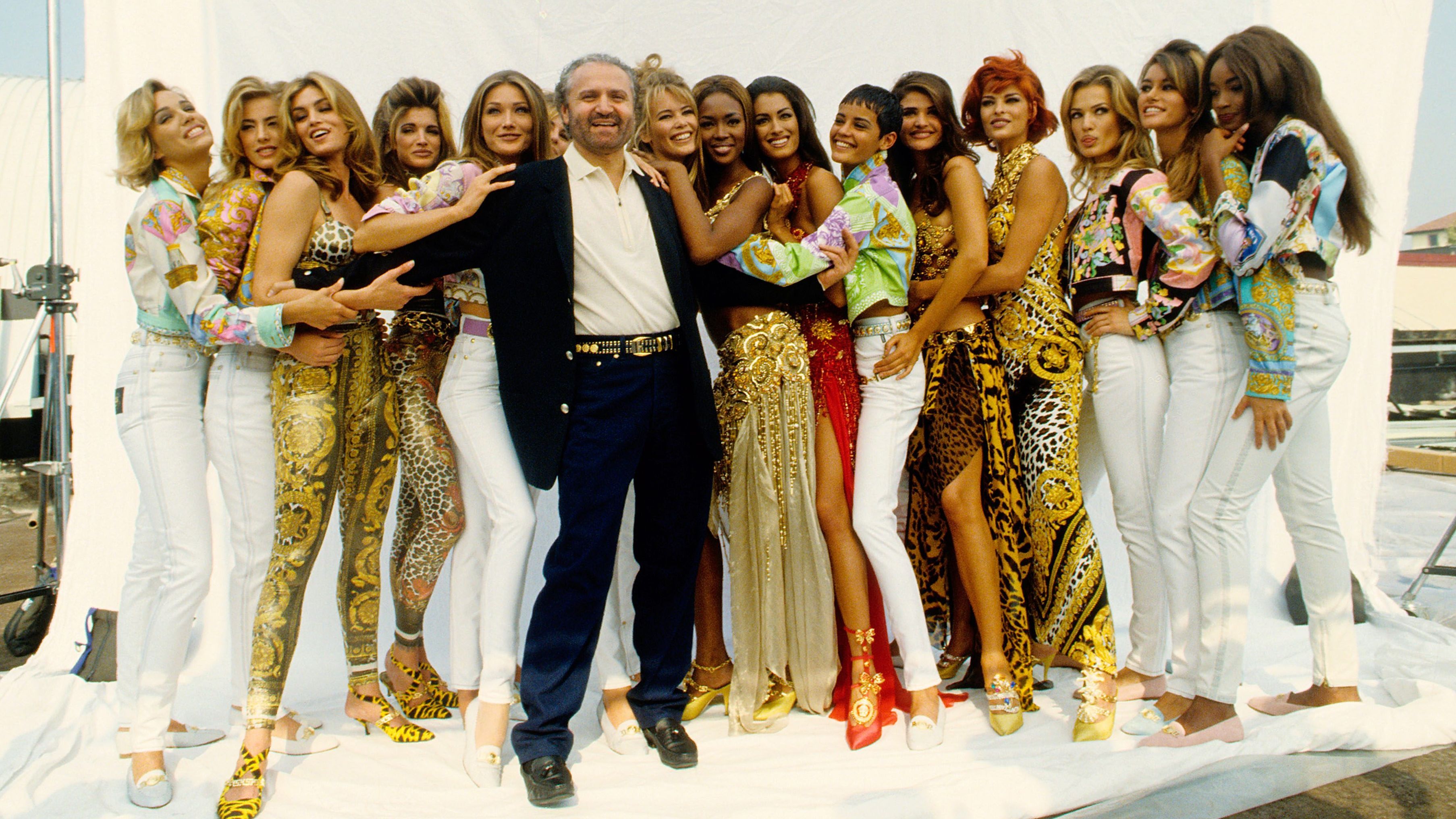 Gianni Versace y varias supermodelos, entre ellas Naomi Campbell y Cindy Crawford, en la década de los 90.