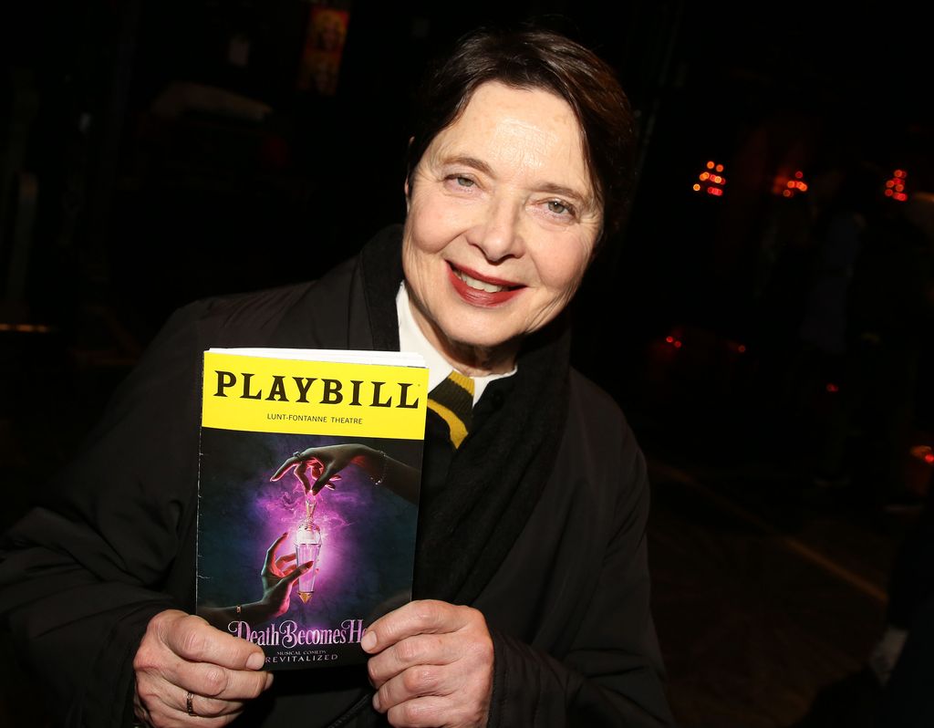 Isabella Rossellini interpreta el personaje de "Lisle Von Rhuman" en el musical de la película "Death Becomes Her"