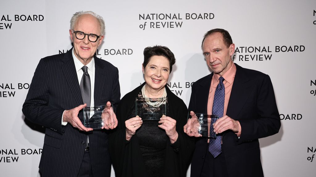 John Lithgow, Isabella Rossellini y Ralph Fiennes tras recibir un premio por 'Conclave' en los premios The National Board of Review Annual