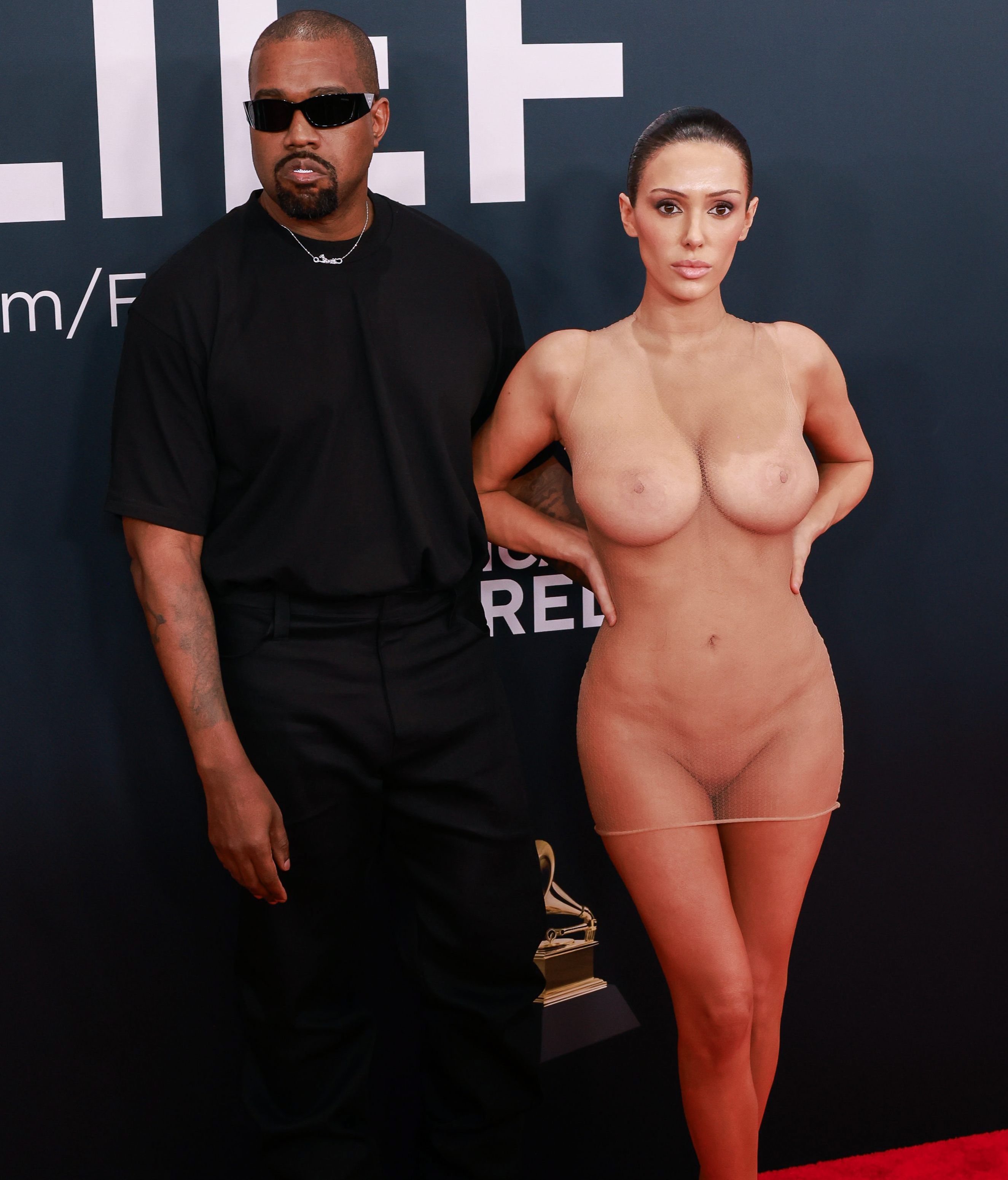 Kanye West y Bianca Censori en los Grammy 2025.