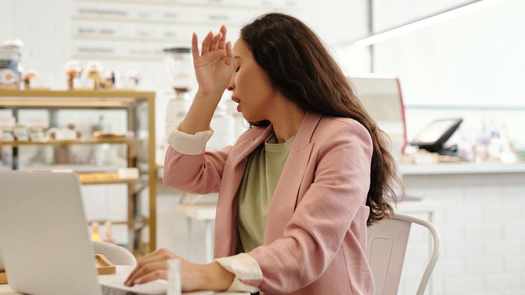 Una de las recomendaciones médicas es evitar ir al trabajo cuando se está enferma