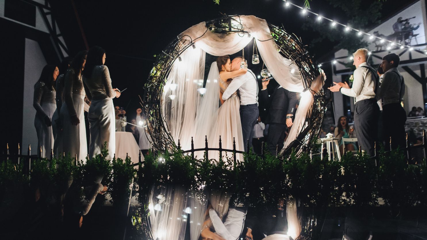 Una pareja celebra su enlace a la luz de la luna