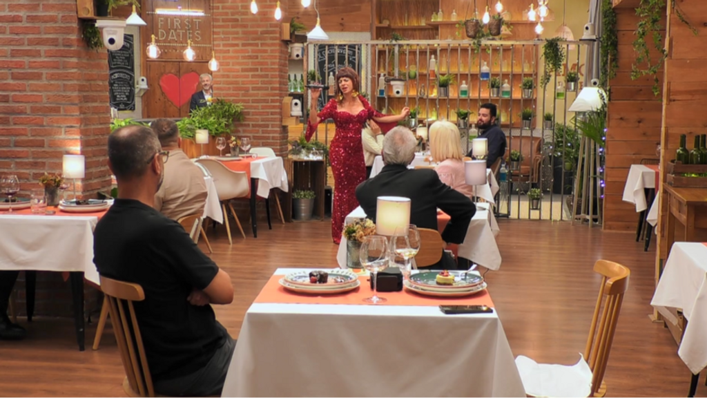 Una soltera enmudece el restaurante de 'First Dates' con una canción de Lady Gaga: "¡Eres una estrella!"