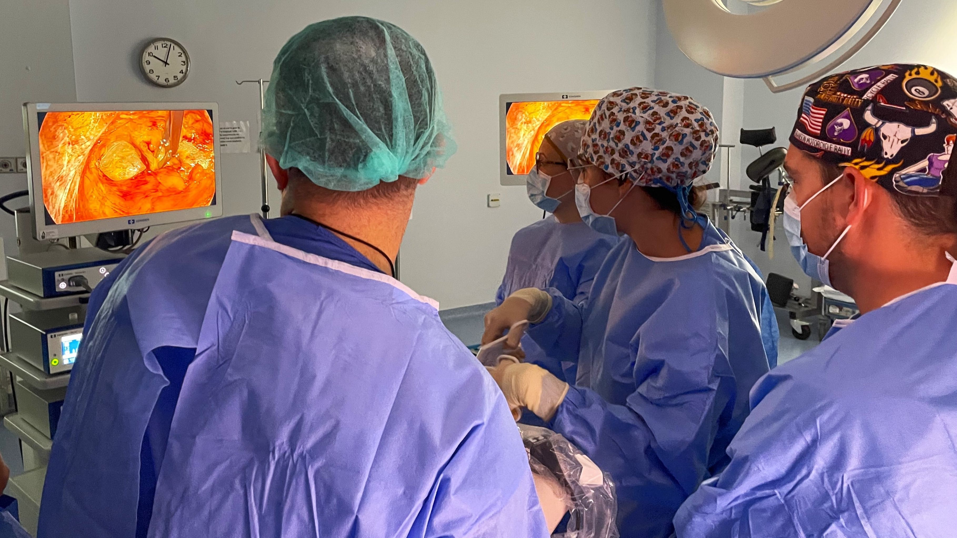 Cirujanos operando una hernia inguinal