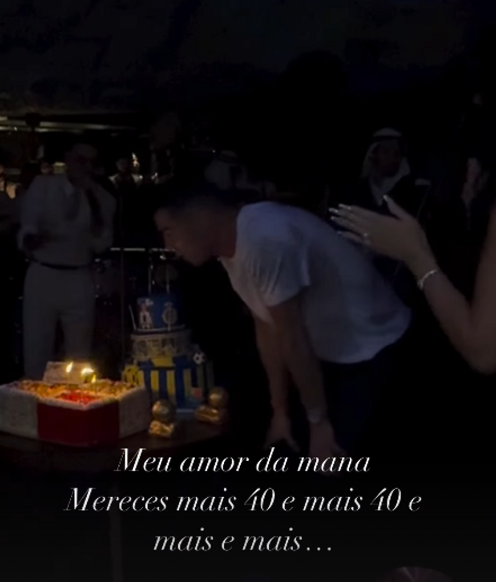 Cristiano Ronaldo sopla las velas de su cumpleaños