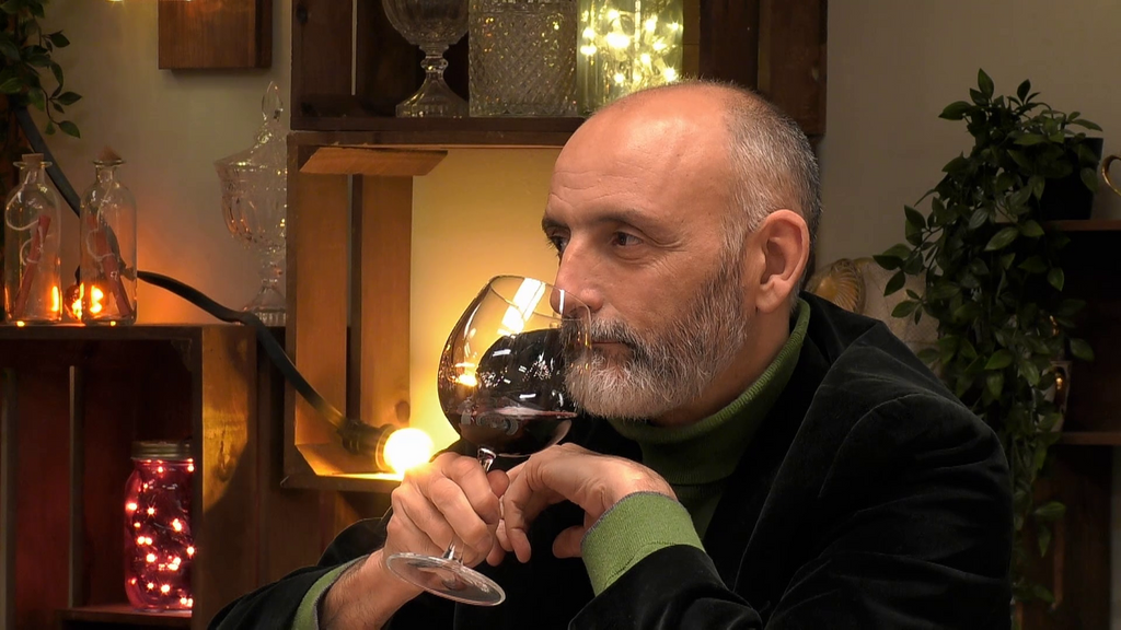 El soltero, oliendo el vino que había traído su cita