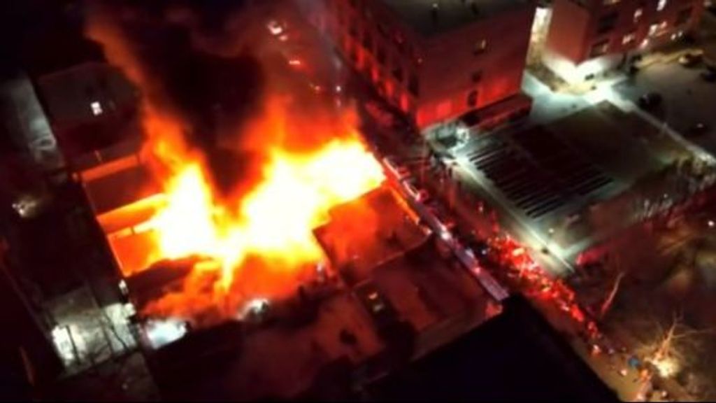 Los Bomberos de Nueva York han luchado contra un gran incendio en un edificio de apartamentos de Harlem