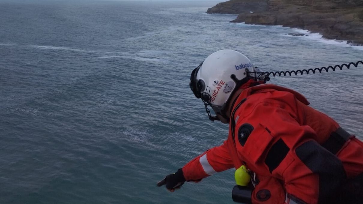 Los servicios de emergencias buscan por tierra, mar y aire a un hombre desaparecido en Arnuero.